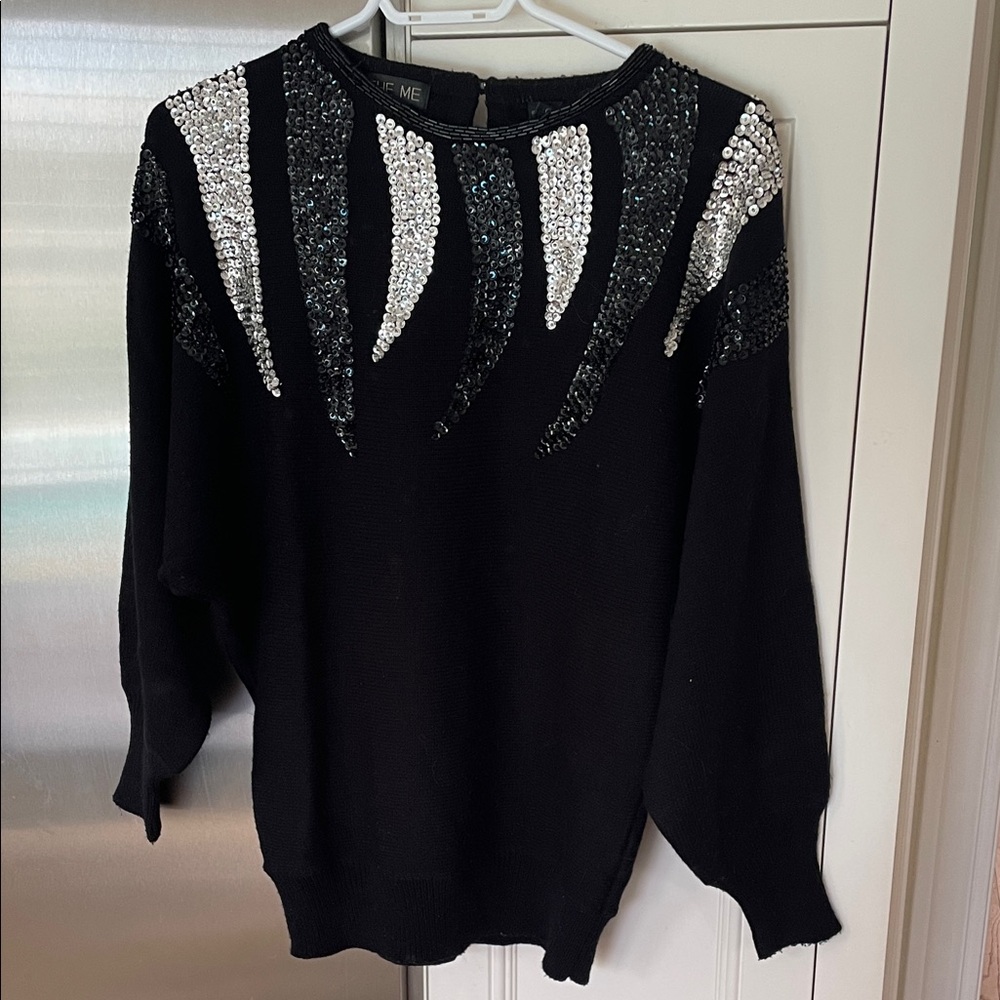 Medium Black vintage sweater with silver and black sequence